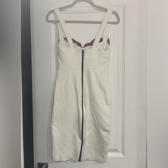 White dress with rose lace detail size xs. Loa Label Montreal - Picture 7 of 7